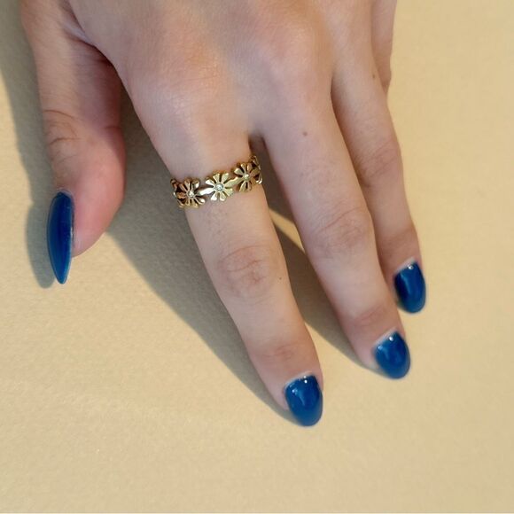 Anthropologie Gold Floral Ring - Picture 3 of 3